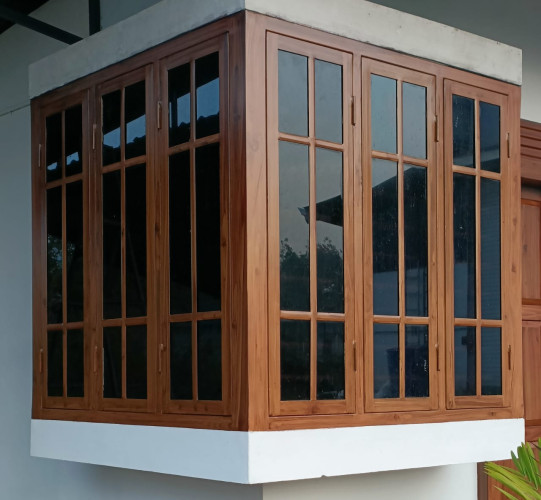 Steel bay window